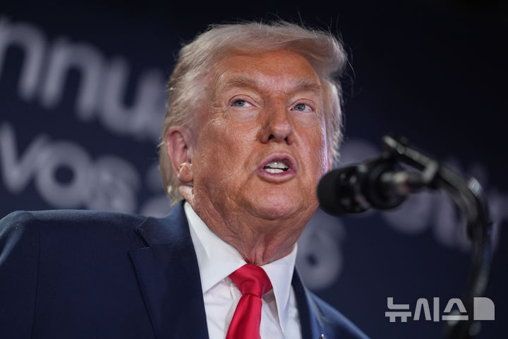 [스위스 다보스=AP/뉴시스] 트럼프 대통령이 21일(현지시간) 스위스 다보스포럼에서 연설 중이다.