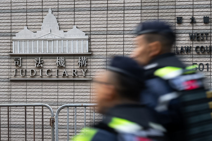 [홍콩=AP/뉴시스] 지난 1월 22일 홍콩 서구룡 법원 청사 앞을 경찰들이 지나가고 있다. 2026.03.29.