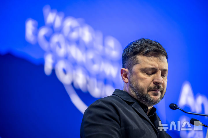 [다보스=AP/뉴시스] 볼로디미르 젤렌스키 우크라이나 대통령이 22일 스위스 다보스 세계경제포럼(WEF)에서 연설하고 있다. 2026.01.23.