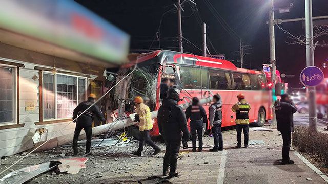 [원주=뉴시스] 21일 오후 원주시 반곡동 국과수 앞 사거리에서 교통사고 모습.(사진=원주소방서 제공)photo@newsis.com *재판매 및 DB 금지