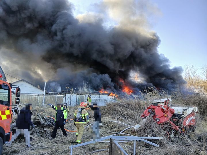  [의성=뉴시스] 의성군 구천면 농기계 자재 창고에서 발생한 화재를 진화하고 있다. (사진=경북소방본부 제공) 2026.01.22. photo@newsis.com *재판매 및 DB 금지