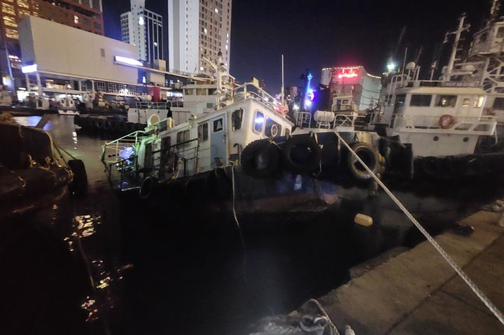 [부산=뉴시스] 21일 오후 영도구 대교동 물양장에 접안해 있던 부산 선적 통선 A호(15t)가 침수됐다는 신고가 해경에 접수됐다. (사진=부산해경 제공) 2026.01.22. photo@newsis.com *재판매 및 DB 금지