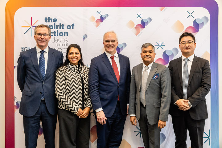 [서울=뉴시스] 왼쪽부터 존 아른 로팅겐 웰컴트러스트 CEO, 프리야 아그라왈 MSD Health Equity&Partnerships 부문 부사장, 리차드 헤쳇 CEPI CEO, 라만 라오 힐레만연구소 CEO, 김익중 SK바이오사이언스 BD2실장이 지난 21일 스위스 다보스에서 개최된 세계경제포럼(WEF)에서 차세대 자이르 에볼라 백신 개발 펀딩 및 협력에 대해 발표한 후 기념촬영을 하고 있다. (사진=SK바이오사이언스 제공) 2026.1.22. photo@newsis.com *재판매 및 DB 금지