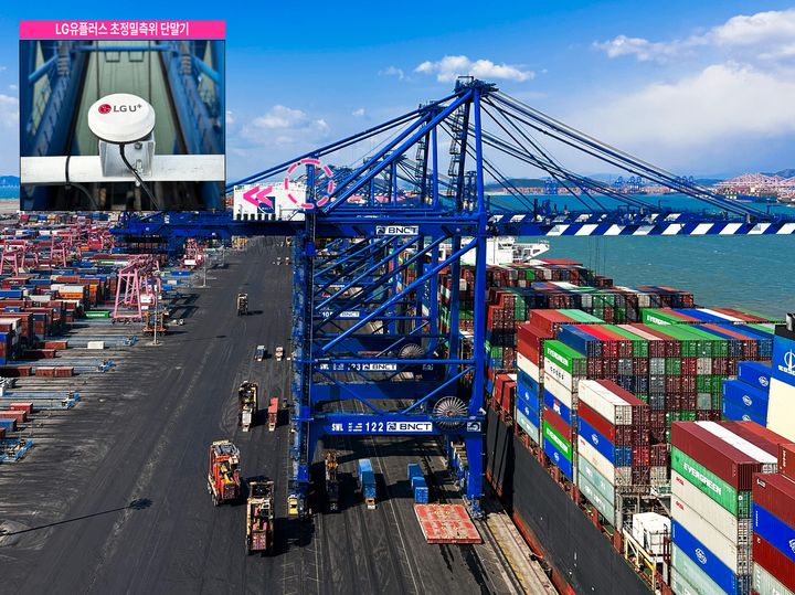 [서울=뉴시스] LG유플러스는 부산신항 5부두 항만 작업자 안전을 강화하기 위해 초정밀측위(RTK) 기반 인공지능(AI) 안전관제시스템을 구축한다고 22일 밝혔다. 사진은 5부두에 위치한 항만 크레인에 설치된 초정밀측위(RTK) 단말과 단말을 장착하고 작업 중인 스트래들 캐리어의 모습. (사진=LG유플러스 제공) 2026.01.22. photo@newsis.com *재판매 및 DB 금지