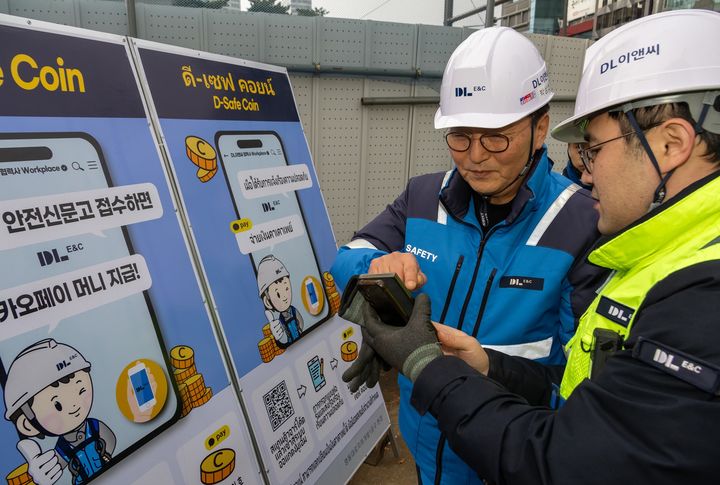 영동대로 지하공간 복합개발 1공구 건설 현장에서 박상신 DL이앤씨 대표(왼쪽)가 QR코드를 통해 작업중지권을 활용하고 있다. (사진=DL이앤씨 제공) *재판매 및 DB 금지