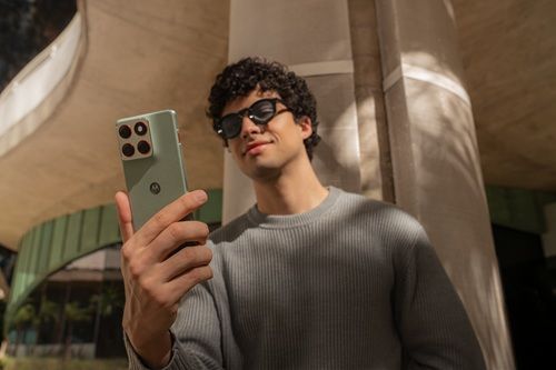 모토로라코리아는 초슬림 디자인에 강력한 배터리 성능을 결합한 엣지 시리즈의 슬림폰 모델 모토로라 엣지 70을 22일 국내 출시했다고 밝혔다. (사진=모토로라코리아 제공) *재판매 및 DB 금지