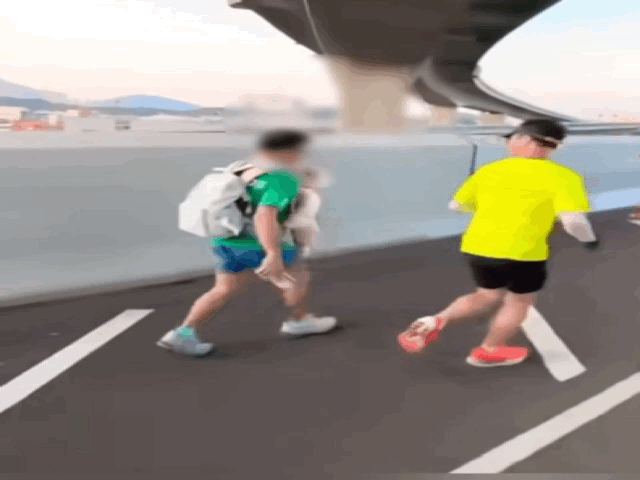 아기를 가슴에 고정한 채 마라톤에 참가한 남성이 안전 규정 위반으로 홍콩 마라톤에서 실격 처리되고, 이후 대회 출전도 금지됐다.2026.01.22.(사진=유튜브 캡처) *재판매 및 DB 금지 *재판매 및 DB 금지