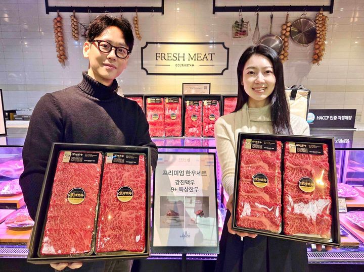 [서울=뉴시스] 갤러리아 명품관에서 모델들이 프리미엄 한우 선물세트를 소개하는 모습. (사진=한화갤러리아 제공) *재판매 및 DB 금지