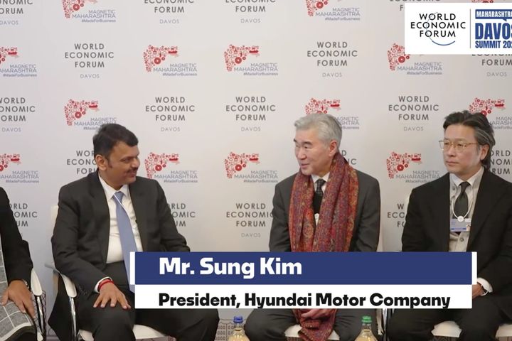 [서울=뉴시스] 스위스 다보스에서 열리는 세계경제포럼(WEF)에 참석한 성 김 현대차 사장(오른쪽 둘째)과 김일범 부사장(오른쪽 첫째)이 데벤드라 파드나비스 인도 마하라슈트라주총리와 만나 협력 방안을 논의하고 있다. (사진=마하라슈트라주 유튜브 갈무리) 2026.01.22 photo@newsis.com&nbsp; *재판매 및 DB 금지