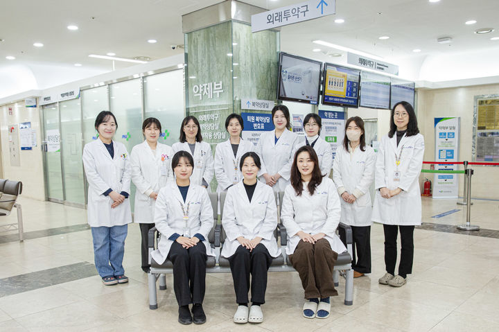 [부산=뉴시스] 제3회 국가전문약사 자격시험에 합격한 부산대병원 약제부 약사들이 병원에서 기념촬영을 하고 있다. (사진=부산대병원 제공) 2026.01.22. photo@newsis.com *재판매 및 DB 금지