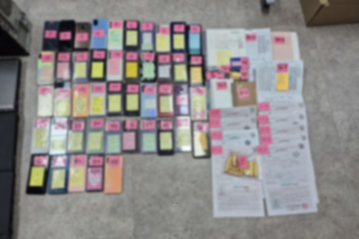 [부산=뉴시스] 2조1000억원대 도박 판돈을 굴리며 수십억원의 부당이득을 챙긴 혐의를 받는 일당이 범행에 사용한 휴대전화 등 경찰 압수품. (사진=부산경찰청 제공) 2026.01.22. photo@newsis.com *재판매 및 DB 금지