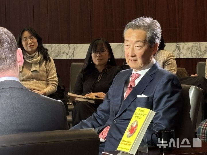 [워싱턴=뉴시스]이윤희 특파원 = 빅터 차 미국 싱크탱크 전략국제문제연구소(CSIS) 한국석좌가 21일(현지 시간) 미 워싱턴DC CSIS에서 열린 신간 '중국의 무역 무기화 : 집단적 회복 탄력성을 통한 저항' 출판 기념 좌담회에서 발언하고 있다. 2026.01.22.