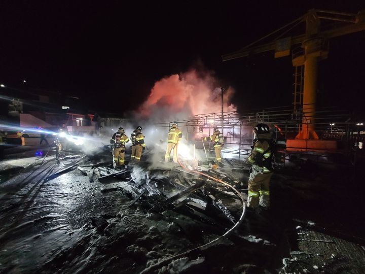 거제시 거제면 비닐하우스 불…1t급 선박·컨테이너 2동 등 전소