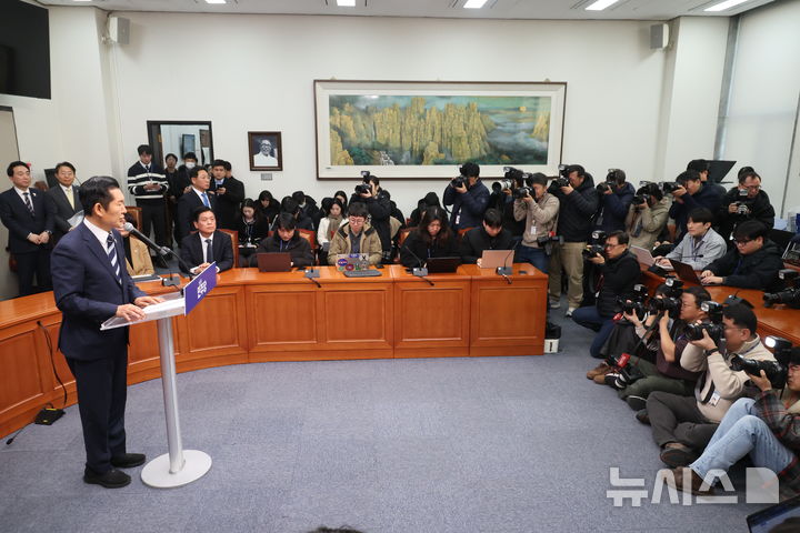 [서울=뉴시스] 조성봉 기자 = 정청래 더불어민주당 대표가 22일 오전 서울 여의도 국회에서 긴급기자회견을 열고 조국혁신당에 합당 제안을 하고 있다. 2026.01.22. suncho21@newsis.com