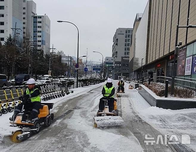 [군포=뉴시스] 소형 제설 차량을 이용한 제설 현장. (사진=뉴시스 DB).photo@newsis.com