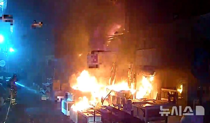 [포항=뉴시스] 안병철 기자 = 22일 오전 5시14분께 경북 포항시 남구 구룡포읍 한 시장 상가에서 화재가 발생했다.(사진=경북소방본부 제공) 2026.01.22. photo@newsis.com