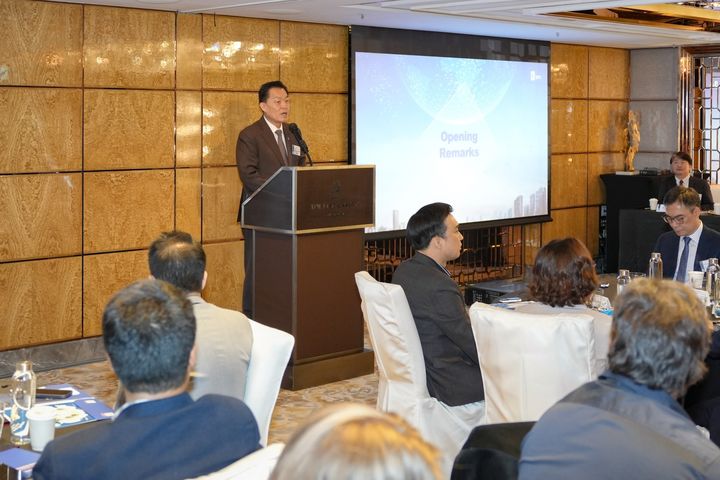 [수원=뉴시스] 이재준 경기 수원시장이 21일 홍콩 리츠칼튼호텔에서 열린 수원경제자유구역 투자유치설명회에서 인사말을 하고 있다. 2026.01.22. (사진=수원시 제공) photo@newsis.com *재판매 및 DB 금지