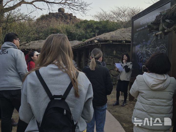 [제주=뉴시스] 제주 관광지에 '줄거리가 있는 해설'을 하고 있는 문화관광해설사. (사진=제주도 제공) 2026.01.22. photo@newsis.com