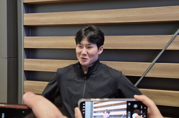 [인천공항=뉴시스] 문채현 기자 = 프로야구 NC 다이노스 박민우가 21일 NC의 스프링캠프 출국을 앞두고 인천국제공항에서 취재진을 만나 인터뷰를 하고 있다. 2026.01.21. dal@newsis.com *재판매 및 DB 금지