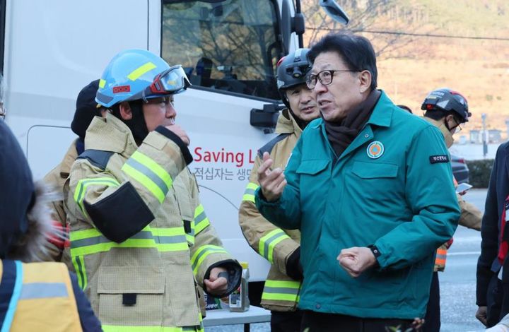 [부산=뉴시스] 22일 오전 박형준 부산시장이 기장군 산불 현장을 찾아 진화 상황을 살피고 있다. (사진=부산시 제공) 2026.01.22. photo@newsis.com *재판매 및 DB 금지