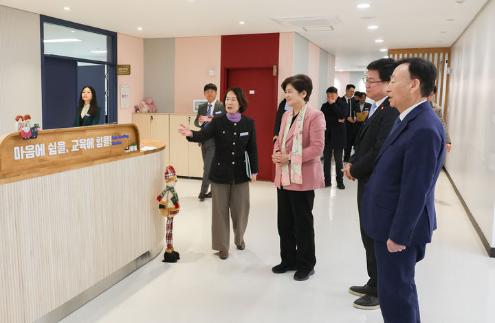 [대전=뉴시스] 대전 에듀힐링센터를 둘러보는 최교진 교육부장관과 설동호 대전시교육감. (사진=대전시교육청 제공) 2026.01.22. photo@newsis.com *재판매 및 DB 금지