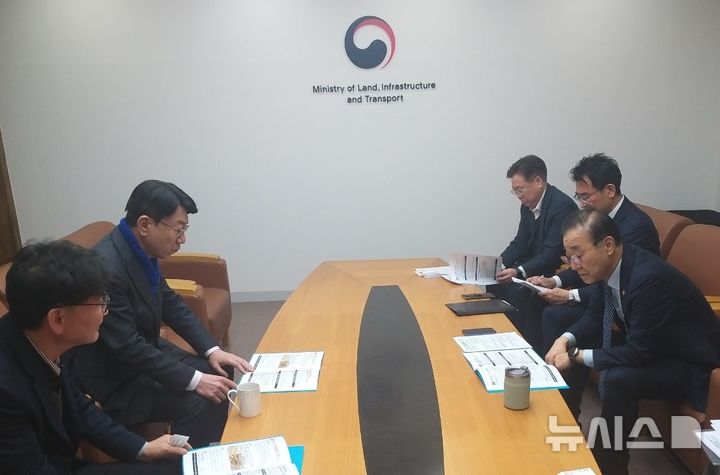 [전주=뉴시스]윤난슬 기자 = 우범기 전북 전주시장이 연초부터 국회와의 소통과 협치를 강화하며 지역 현안 해결과 미래 성장 동력 확보에 속도를 내고 있다. (사진=전주시 제공) photo@newsis.com 