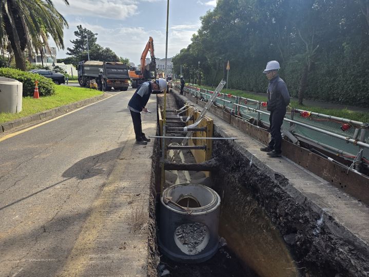 [제주=뉴시스] 제주지역 차집관로를 정비하는 모습. (사진=제주도 제공) *재판매 및 DB 금지