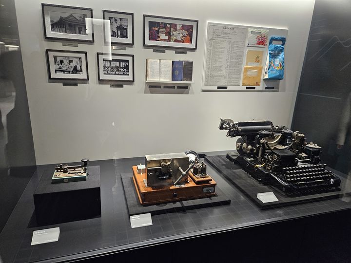 [서울=뉴시스] 박은비 기자 = KT가 광화문빌딩 웨스트(West)사옥 2층에 대한민국 정보통신 역사와 KT의 과거, 현재, 미래를 담은 상설 전시관 '온마루'를 운영하고 있다. 사진은 22일 오전 온마루에 전시된 전신기 모습. 2026.01.22. silverline@newsis.com *재판매 및 DB 금지