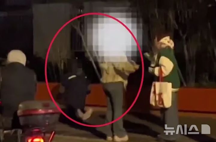 "빚 때문에 화풀이?" 추운 밤 딸에게 무릎 기어가게 한 중국 엄마