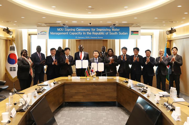[대전=뉴시스] 수자원공사(수공·K-water)는 남수단(The Republic of South Sudan) 대표단과 고위급 면담을 갖고 남수단 고등교육·과학기술부와 물관리 역량 강화를 위한 지식교류 및 협력에 관한 업무협약(MOU)을 체결했다고 22일 밝혔다. (사진=수공 제공) 2026.01.22. photo@newsis.com&nbsp; *재판매 및 DB 금지