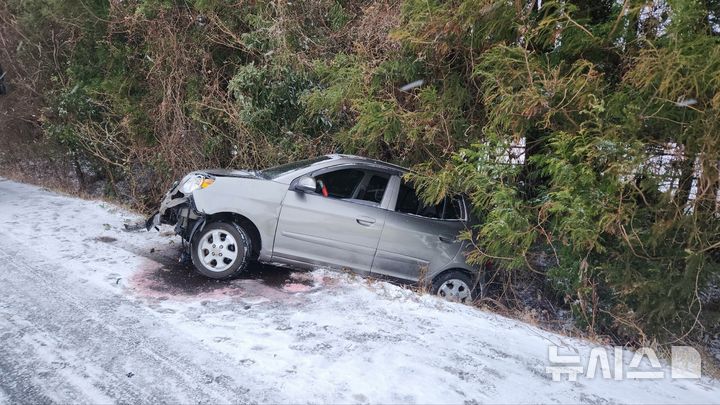 "차량 미끄러지고 간판 떨어지고"…제주 눈길 사고 잇따라
