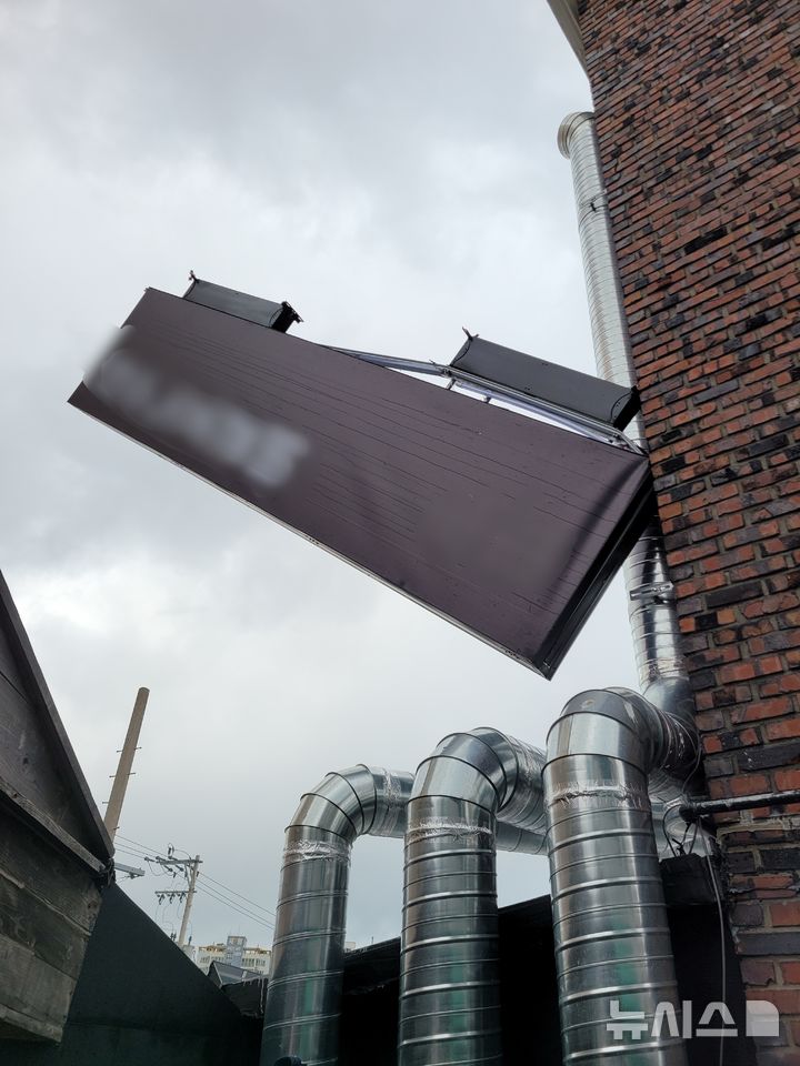 [제주=뉴시스] 21일 오후 제주시 연동에서 강풍에 의해 간판이 파손돼 소방당국이 안전조치에 나서고 있다. (사진=제주소방안전본부 제공) 2026.01.22. photo@newsis.com