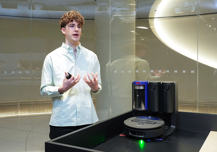 [서울=뉴시스]22일 다이슨 더 넥스트 홈 랩(The Next Home Lab) 팝업에서 진행된 미디어 행사에서 다이슨 홈 RDD(Research, Design and Development) 소프트웨어 팀 시니어 디자인 매니저 네이슨 로슨 맥클린(Nathan Lawson McLean)이 다이슨 스팟앤스크럽 AI 로봇 청소기 제품 시연을 선보이고 있다. (사진=다이슨코리아 제공) photo@newsis.com *재판매 및 DB 금지