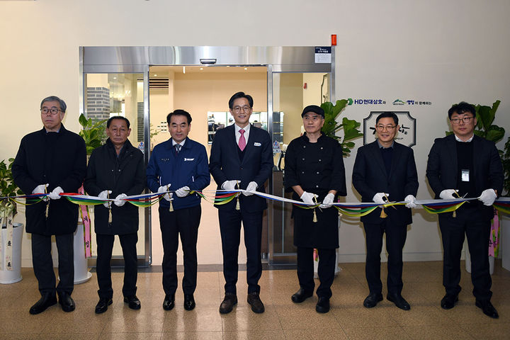 [영암=뉴시스] 22일 영암군 삼호읍 한마음회관에서 열린 'The 기찬밥상 Premium 개소식'에서 HD현대삼호 김재을 사장, 영암시니어클럽 장영범 관장, 우승희 영암군수 등이 기념촬영을 하고 있다. (사진=HD현대삼호 제공) 2026.01.22. photo@newsis.com *재판매 및 DB 금지