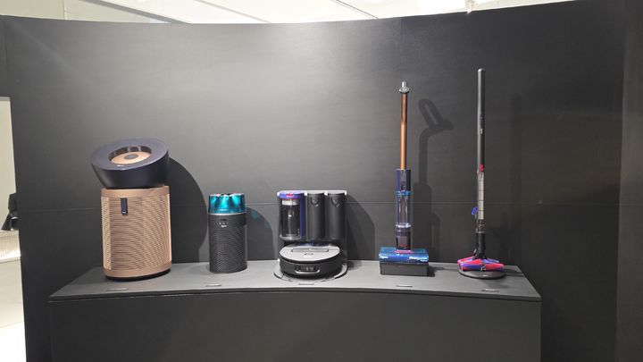 [서울=뉴시스]22일 다이슨 더 넥스트 홈 랩(The Next Home Lab) 팝업에서 진행된 미디어 행사에서 신제품을 선보이고 있다. photo@newsis.com *재판매 및 DB 금지