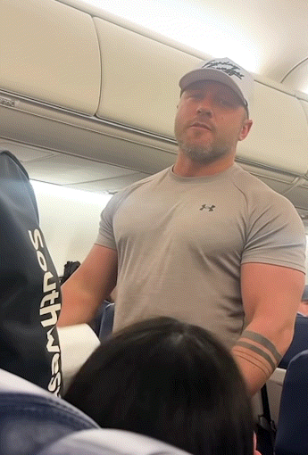 "아내한테 작업 걸었다"며 기내서 난동…결국 쫓겨난 남성(영상)