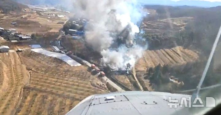 [영천=뉴시스] 경북 영천시 청통면 주택 화재 현장. (사진=경북소방본부 제공) 2026.1.22. photo@newsis.com