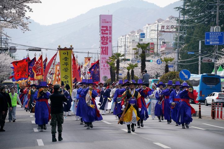 [창원=뉴시스] 강경국 기자 = 2025년 경남 창원시 진해구 일원에서 펼쳐진 진해군항제 메인 이벤트인 이충무공 승전행차 장면. (사진=창원시청 제공). 2026.01.22. photo@newsis.com *재판매 및 DB 금지