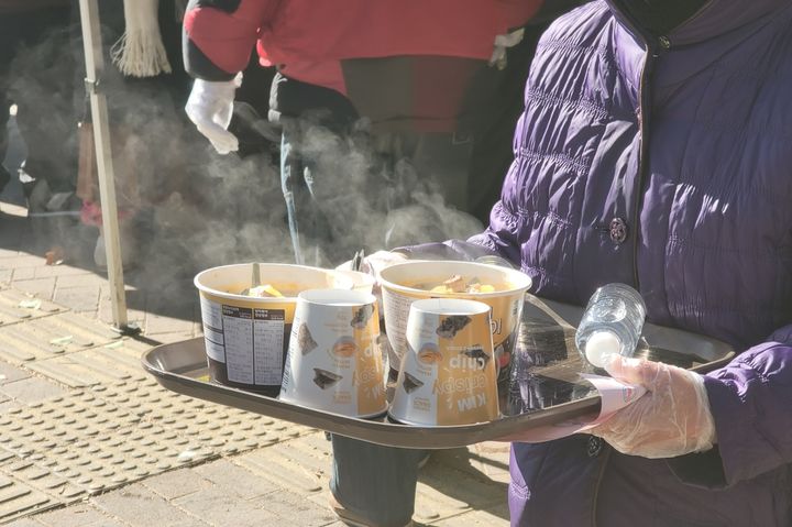 [대구=뉴시스] 이상제 기자 = 22일 대구 달서구 두류네거리 인근 사랑해밥차 무료 급식소를 찾은 어르신들이 배식받고 이동하고 있다. 2026.01.22. king@newsis.com *재판매 및 DB 금지