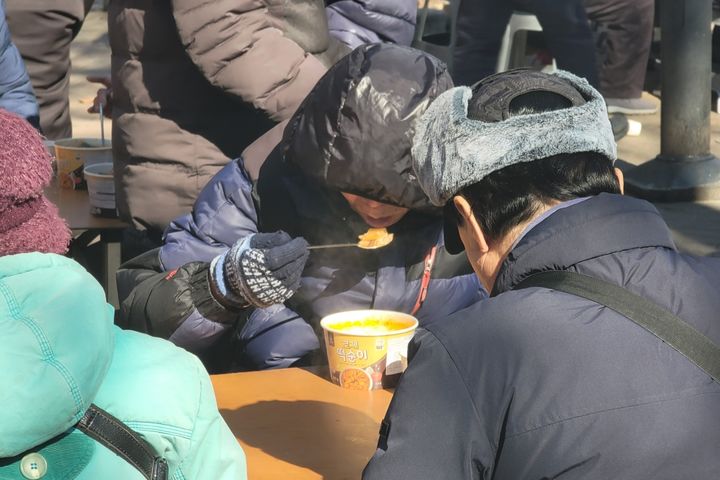 [대구=뉴시스] 이상제 기자 = 22일 대구 달서구 두류네거리 인근 사랑해밥차 무료 급식소를 찾은 어르신들이 점심을 먹고 있다. 2026.01.22. king@newsis.com *재판매 및 DB 금지