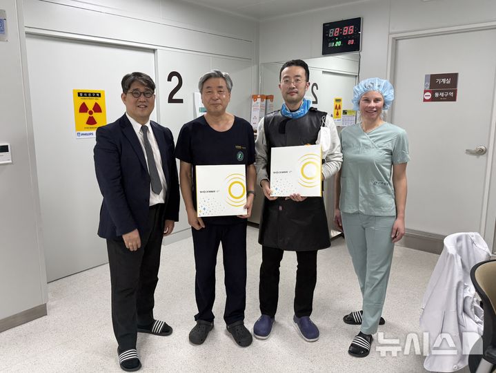 [인천=뉴시스] 인천 나은병원 심장내과 안태훈 원장(왼쪽 두번째부터)과 한동훈 과장이 기념 촬영하고 있다. (사진=나은병원 제공) 2026.01.22. photo@newsis.com