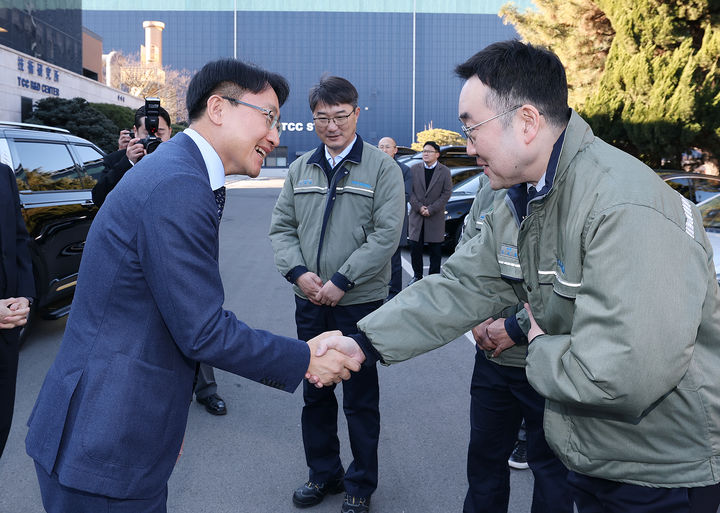 임광현 국세청장이 22일 경북 포항 철강산업단지를 방문해 철강 기업들과 인사를 나누고 있다.(사진 : 국세청 제공) 2026.1.22. *재판매 및 DB 금지