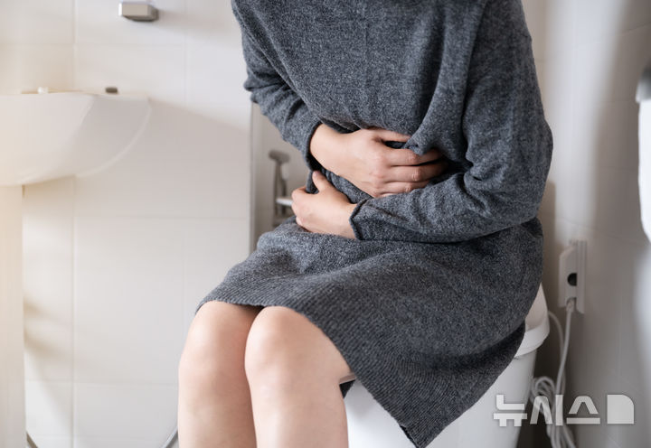 [서울=뉴시스] 배뇨장애는 방광의 저장·배출 기능 문제로 소변 조절에 어려움을 겪는 상태를 말한다. (사진= 유토이미지 제공) 