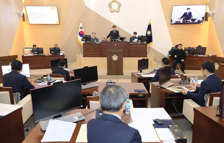 삼척시의회 권정복 시의장이 22일 시의회 제269회 임시회 개회를 선언하고 있다.(사진=삼척시의회 제공) *재판매 및 DB 금지