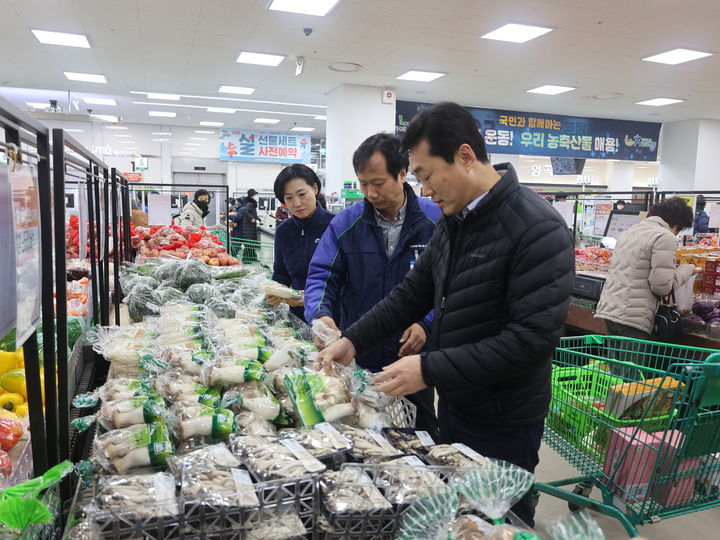 [부산=뉴시스] 김정화(왼쪽) 부산검사국국장과 문지혁 점장, 이수철(오른쪽) 부산농협본부장이 농협유통 하나로마트 부전점에서 현장 점검을 하고 있다. (사진=농협중앙회 부산본부 제공) 2026.01.22. photo@newsis.com *재판매 및 DB 금지