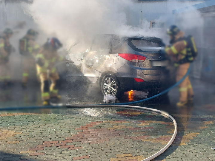 [부산=뉴시스] 22일 오전 부산 사상구의 한 초등학교 야외 주차장에 있던 SUV차량 내에서 불이 났다. (사진=부산경찰청 제공) 2026.01.22. photo@newsis.com *재판매 및 DB 금지