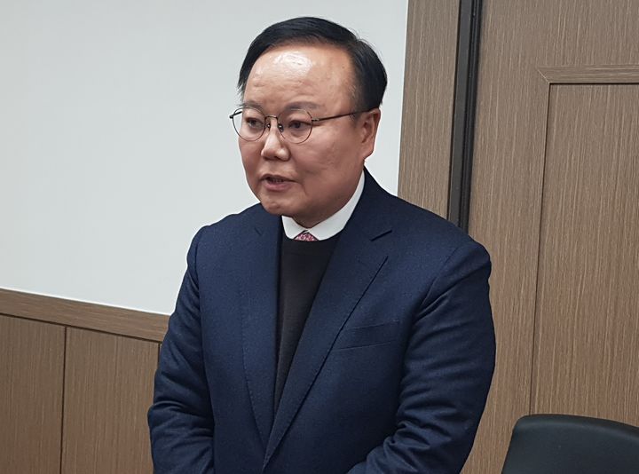 [대구=뉴시스] 정창오 기자=6·3 지방선거에서 경북도지사 유력 출마예정자인 김재원 전 국민의힘 최고위원이 22일 오후 국민의힘 경북도당 당사에서 행정통합과 관련해 발언하고 있다. 2026.01.22 jco@newsis.com *재판매 및 DB 금지