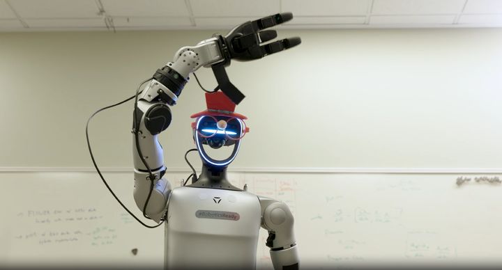 [서울=뉴시스] 마이크로소프트 리서치는 자사의 소형언어모델(SLM) '파이(Phi)' 시리즈의 시각 언어 모델(VLA)을 기반으로 개발한 '로-알파'를 선보였다. 사진은 중국 유니트리 G1 휴머노이드 로봇에 피지컬 AI 로-알파 탑재한 모습. (사진=마이크로소프트 제공) *재판매 및 DB 금지