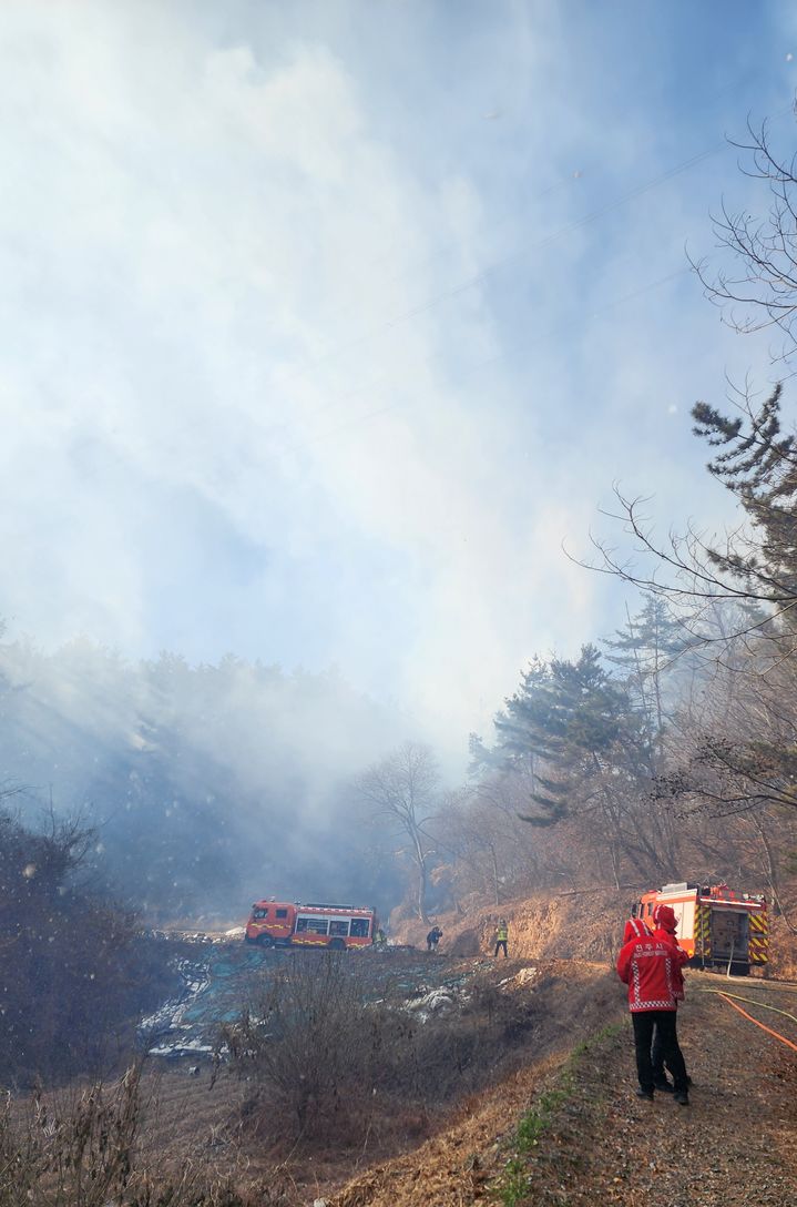 [진주=뉴시스]진주시 집현면 대암리 화재 진화작업 모습.(사진=독자 제공).2026.01.22.photo@newsis.com *재판매 및 DB 금지