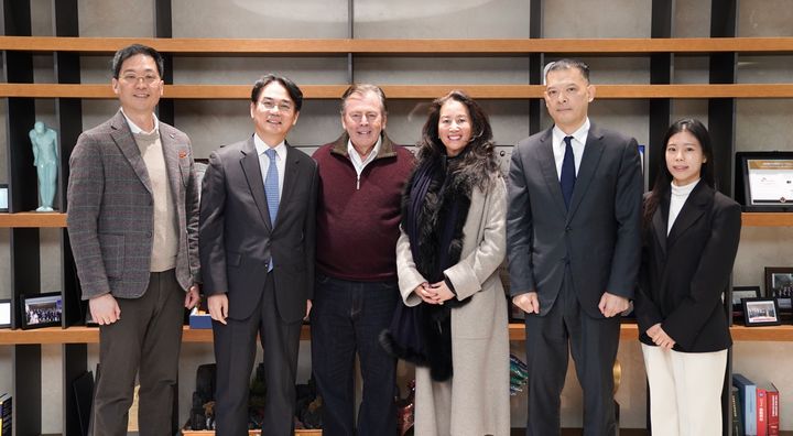 [서울=뉴시스] 정준호 SK증권 대표이사(왼쪽에서 두 번째), 리처드 케슬러 케슬러 컬렉션 회장(왼쪽에서 세 번째), 한정호 SK증권 글로벌사업부 대표(왼쪽에서 다섯번 째) (사진=SK증권 제공) 2026.01.22. *재판매 및 DB 금지